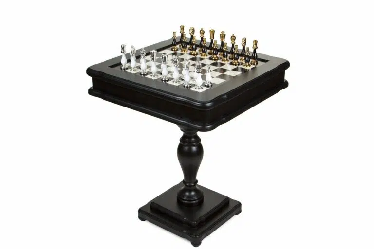 Table échiquier noir et blanc sur pied central, pièces or et argent installées