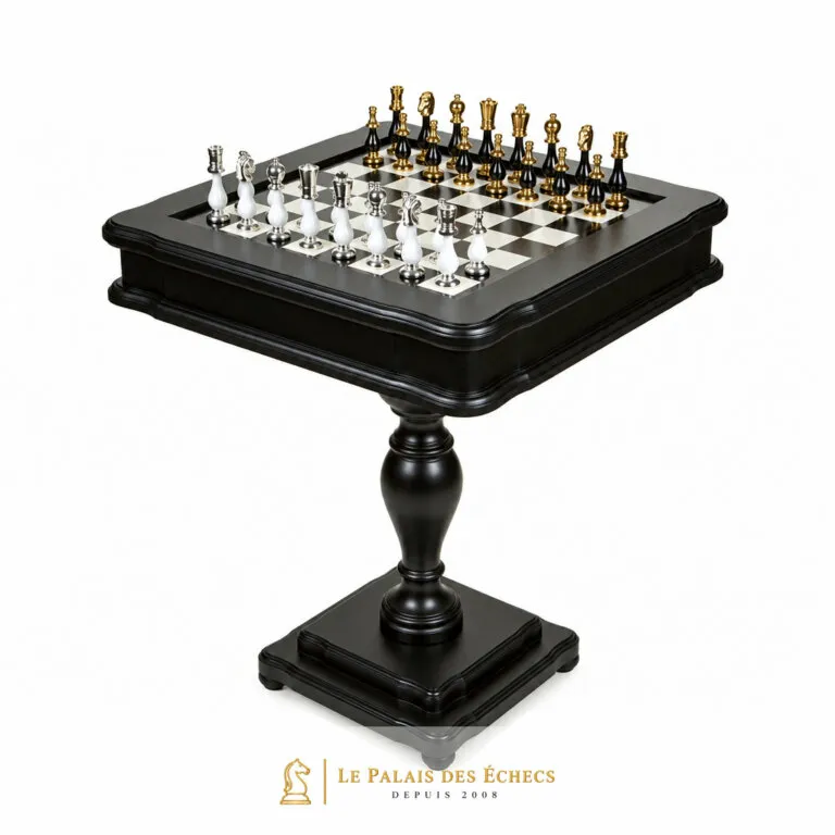 Table échiquier noir et blanc sur pied central, pièces or et argent installées
