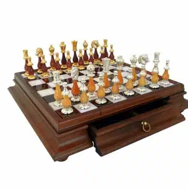 Ensemble "Large Oriental" Echiquier sur Pied en Bois Massif et Plateau en Albâtre de Toscane avec Tiroir de Rangement & Jeu d'Echecs en Bois et Laiton Plaqué Or et Argent
