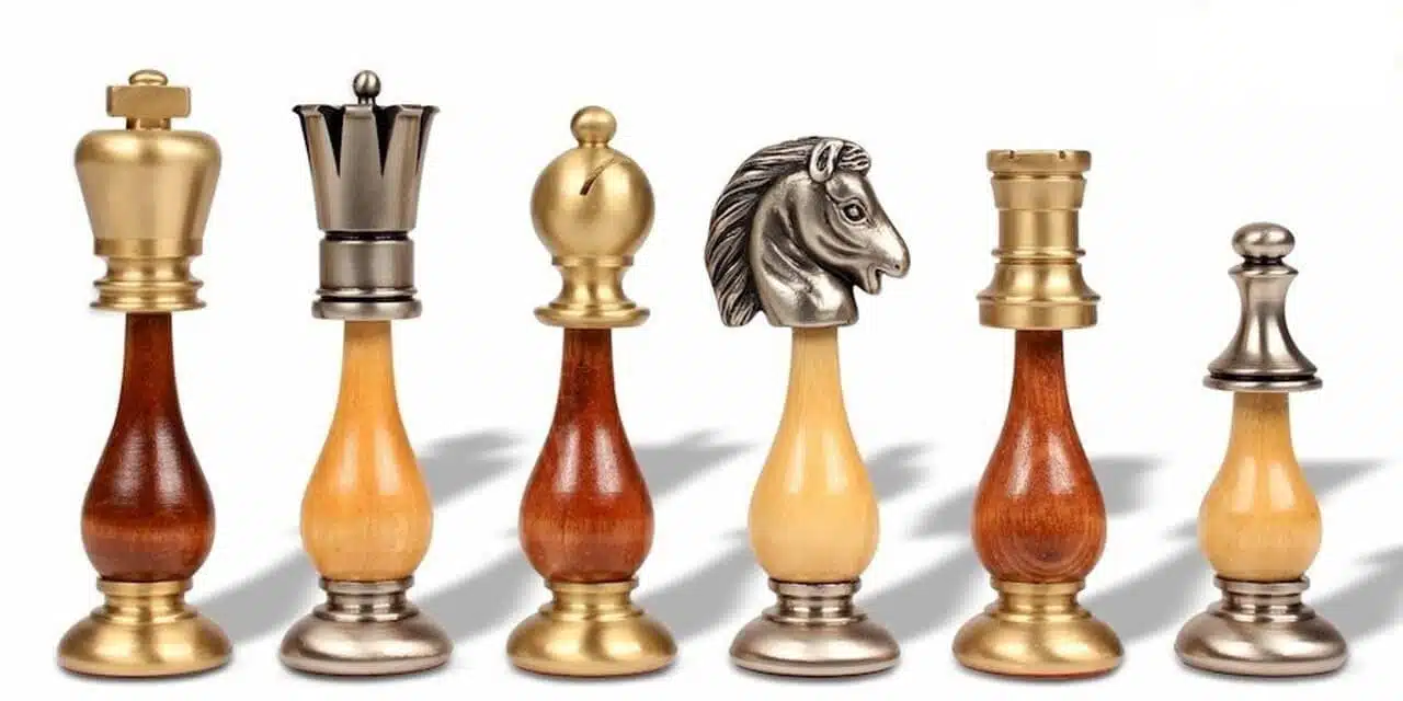 Pièces d'échecs Oriental en bois et laiton, finitions argentée et dorée