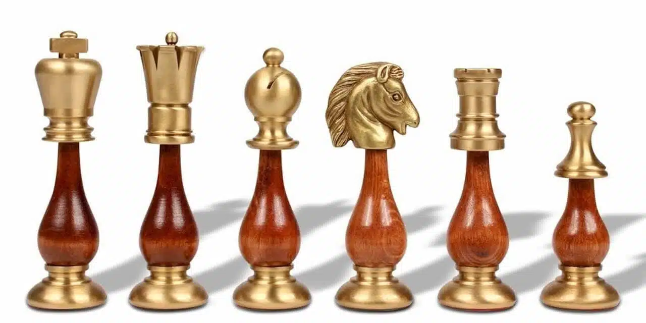 Pièces d'échecs Oriental entièrement dorées en bois et laiton massif