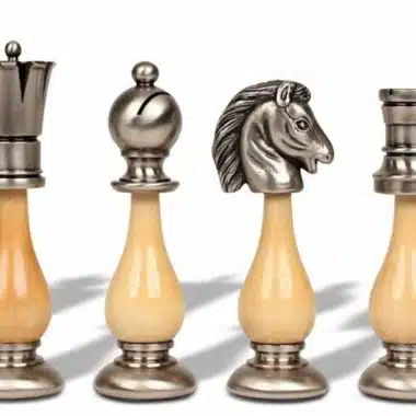 Pièces d'échecs Oriental finition argentée, détail tête de cheval et tour