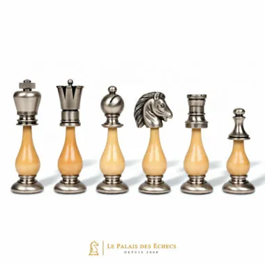 Pièces d'échecs Oriental finition argentée, détail tête de cheval et tour