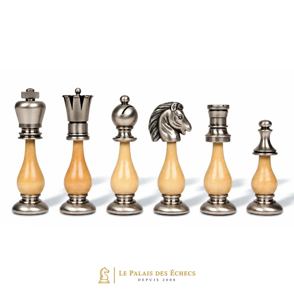 Pièces d'échecs Oriental finition argentée, détail tête de cheval et tour