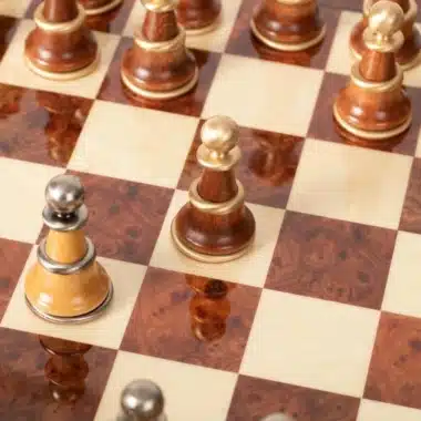 Alternative view of Ensemble Staunton XL II Echiquier en Bois d'Orme et de Bruyère Laqué & Jeu d'Echecs en Bois et Laiton