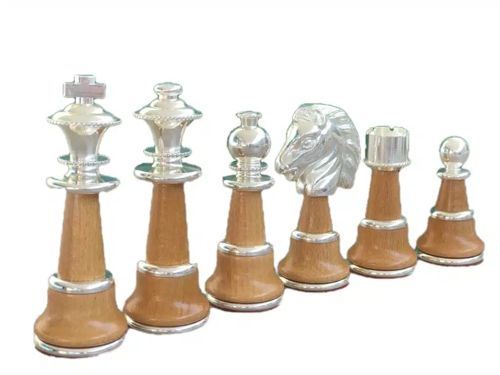 Ensemble Staunton Haut de Gamme Table et Jeu d'Echecs en Bois d'Hêtre et Marbre de Carrare et Albâtre & Bois et Laiton Massif Plaqué Or et Argent – Image 9