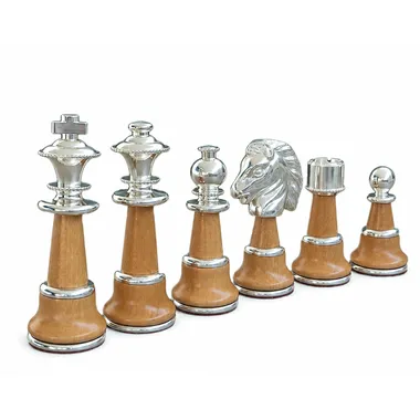 Pièces d'échecs argentées alignées, détail du roi, de la dame et du cavalier
