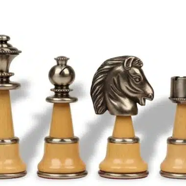 Ensemble Staunton XL Table Echiquier en Racine de Bruyère et Jeux d'Echecs en Bois et Laiton Massif – Image 4