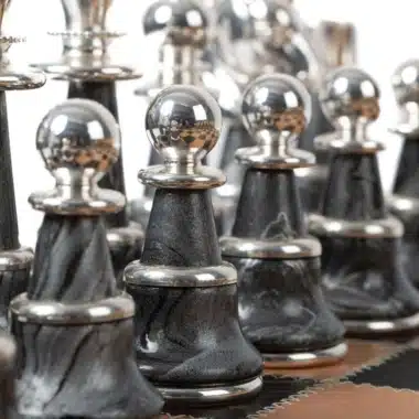 Ensemble Staunton Fantasy XL 2 Echiquier en Cuir Véritable & Jeu d'Echecs en Laiton et Bois Plaqué Or et Argent – Image 2
