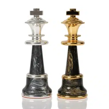 Ensemble Staunton Fantasy XL 2 Echiquier en Cuir Véritable & Jeu d'Echecs en Laiton et Bois Plaqué Or et Argent – Image 13