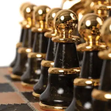 Ensemble Staunton Fantasy XL 2 Echiquier en Cuir Véritable & Jeu d'Echecs en Laiton et Bois Plaqué Or et Argent – Image 3