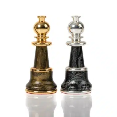 Ensemble Staunton Fantasy XL 2 Echiquier en Cuir Véritable & Jeu d'Echecs en Laiton et Bois Plaqué Or et Argent – Image 15