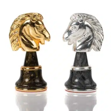 Ensemble Staunton Fantasy XL 2 Echiquier en Cuir Véritable & Jeu d'Echecs en Laiton et Bois Plaqué Or et Argent – Image 14