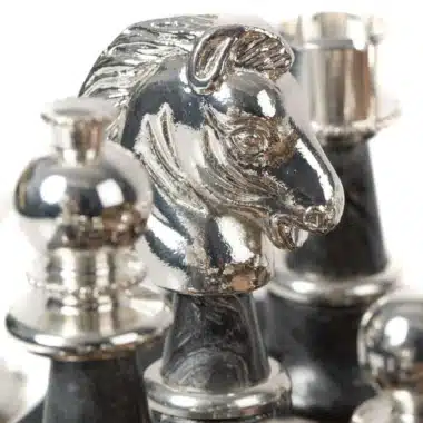 Détail du cavalier argenté, tête de cheval finement sculptée sur base en bois