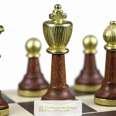 Roi doré et pions en bois massif du jeu d'échecs Classic II, gros plan
