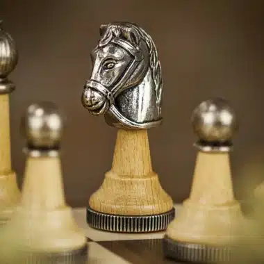 Ensemble Copa Cabana Echiquier en Bois et Cuir véritable et Jeu d'Echecs en Bois et Métal – Image 4