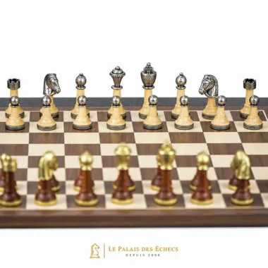 Échiquier en bois avec pièces en métal et bois massif du jeu Classic II, vue d'ensemble
