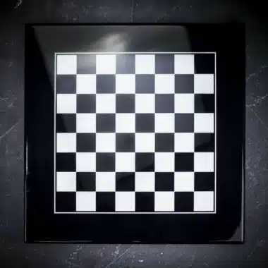 Ensemble Pyramide Moderne Noir Echiquier en Bois Massif Laqué Noir & Jeu d'Echecs en Bois Massif Laqué Noir et Blanc – Image 6