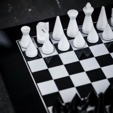 Ensemble Pyramide Moderne Noir Echiquier en Bois Massif Laqué Noir & Jeu d'Echecs en Bois Massif Laqué Noir et Blanc – Image 3
