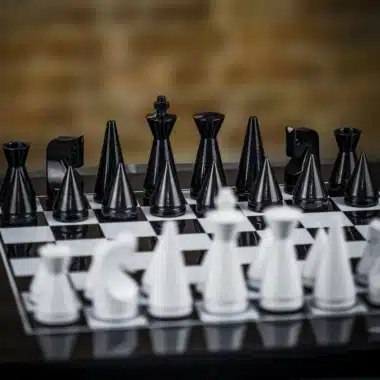Ensemble Pyramide Moderne Noir Echiquier en Bois Massif Laqué Noir & Jeu d'Echecs en Bois Massif Laqué Noir et Blanc – Image 4