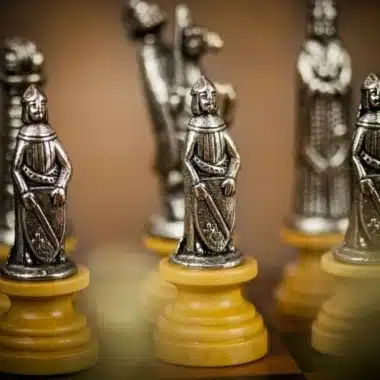 Jeu d'Echecs Médiéval en Bois et Métal Massif – Image 8