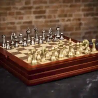 Ensemble Staunton Echiquier en Bois de Noyer et d'Erable et Pièces d'Echecs en Laiton Massif