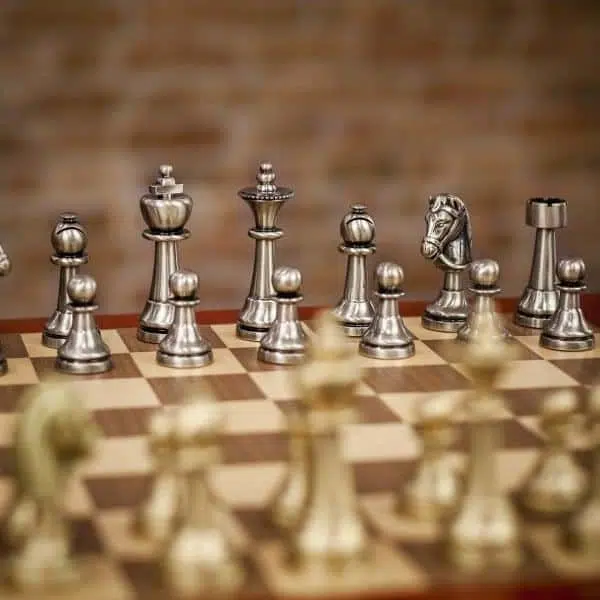 Ensemble Staunton Echiquier en Bois de Noyer et d'Erable et Pièces d'Echecs en Laiton Massif – Image 3