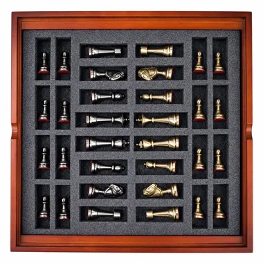Coffret de rangement en bois avec toutes les pièces en laiton massif rangées dans la mousse