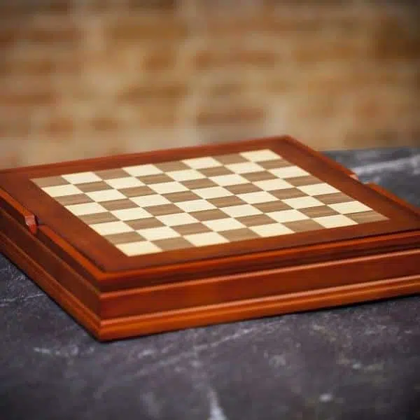 Ensemble Staunton Echiquier en Bois de Noyer et d'Erable et Pièces d'Echecs en Laiton Massif – Image 10