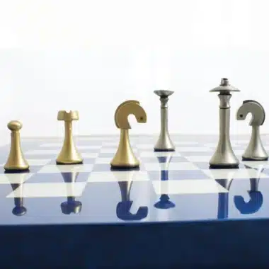 Alternative view of Ensemble Contemporain Bleu Echiquier en Bois d'Erable & Jeu d'Echecs en Laiton Massif