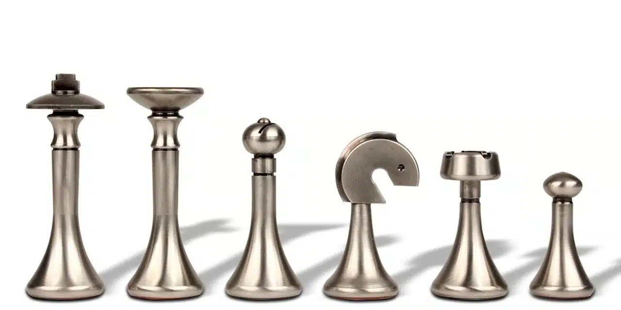 Ensemble Contemporain Gris Echiquier en Bois d'Erable & Jeu d'Echecs en Laiton Massif – Image 9