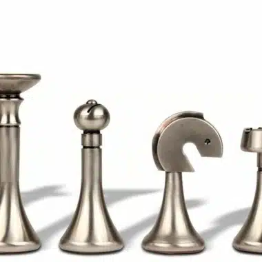 Pièces d'échecs en laiton argenté, détail roi, dame, cavalier et tour