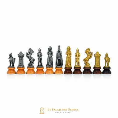 Pièces d'échecs Mary Stuart alignées, comparaison des couleurs argent et doré