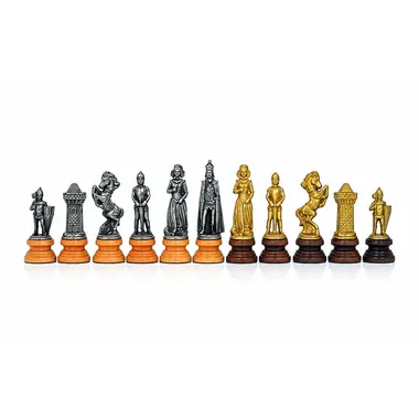Pièces d'échecs Mary Stuart alignées, comparaison des couleurs argent et doré