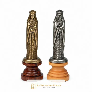 Pièces reines du jeu médiéval, versions dorée et argentée côte à côte