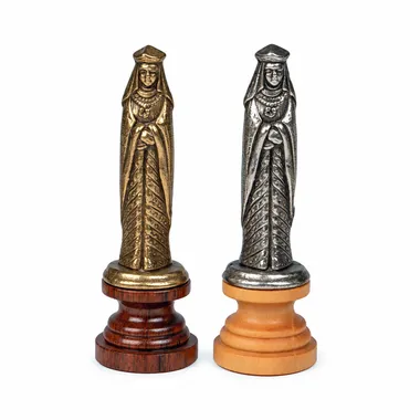 Pièces reines du jeu médiéval, versions dorée et argentée côte à côte