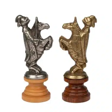 Jeu d'Echecs Médiéval en Bois et Métal Massif – Image 4