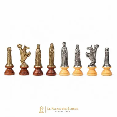 Jeu d'échecs médiéval complet, pièces en métal doré et argenté sur socle en bois