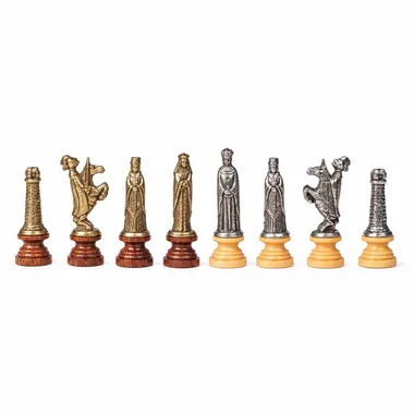 Jeu d'échecs médiéval complet, pièces en métal doré et argenté sur socle en bois