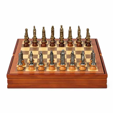 Ensemble complet Medieval II avec échiquier en bois et pièces métal massif, vue d'ensemble