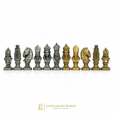 Pièces d'échecs Moncada alignées, argentées et dorées, roi, dame, fou, cavalier et tour