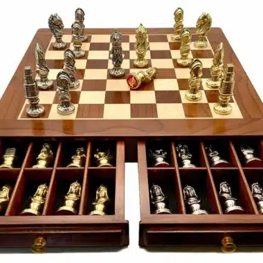 Alternative view of Ensemble Medieval IV Echiquier en Bois d'Erable & Jeu d'Echecs en Métal
