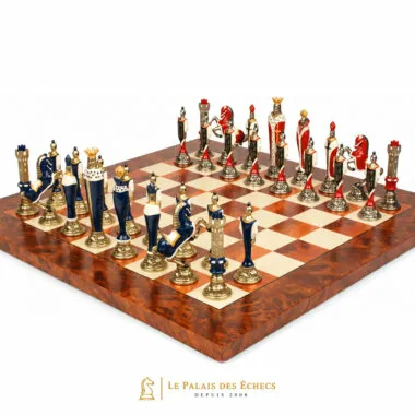 Pièces d'échecs Renaissance II en métal peint disposées sur l'échiquier en bois