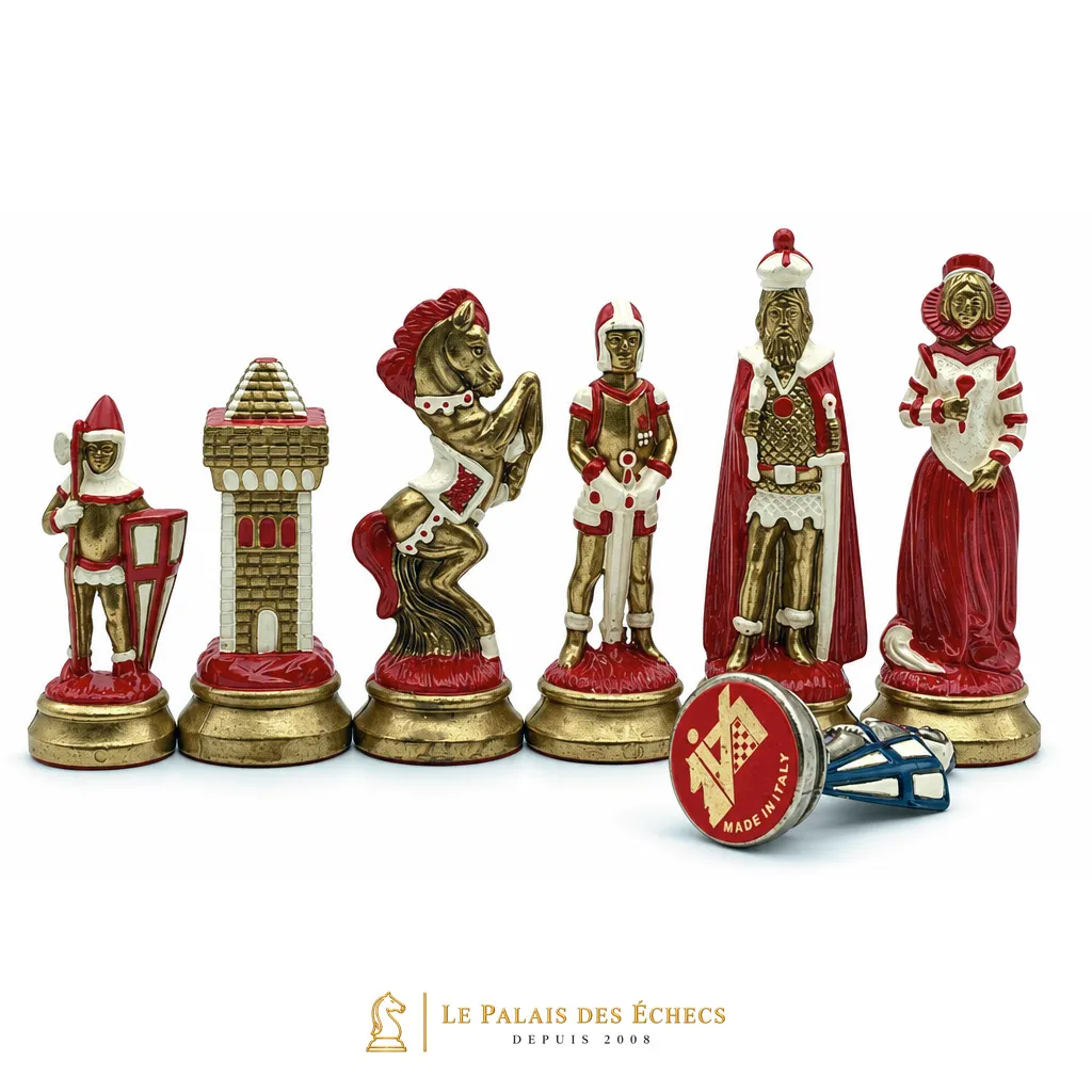 Pièces d'échecs Mary Stuart IV en rouge et or, détail de la tour, du cavalier et du roi