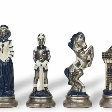 Pièces d'échecs Mary Stuart en métal peint, teinte argentée et bleu nuit