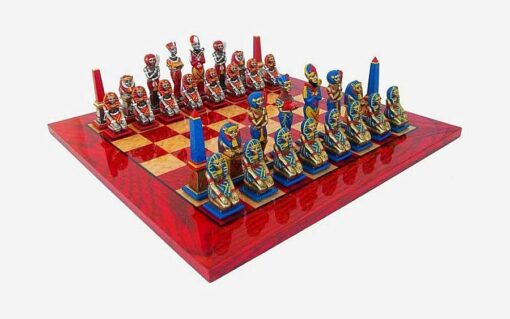Ensemble "Egypte" Echiquier en Bois d'Erable Rouge & Jeu d'Echecs en Métal Peint à la Main