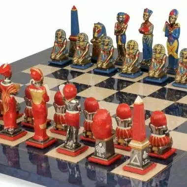 Alternative view of Ensemble Egypte III Echiquier en Bois d'Erable & Jeu d'Echecs en Métal Massif Peint à la Man