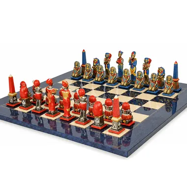 Pièces d'échecs Egypte III vues de dos, rangées face à face sur l'échiquier