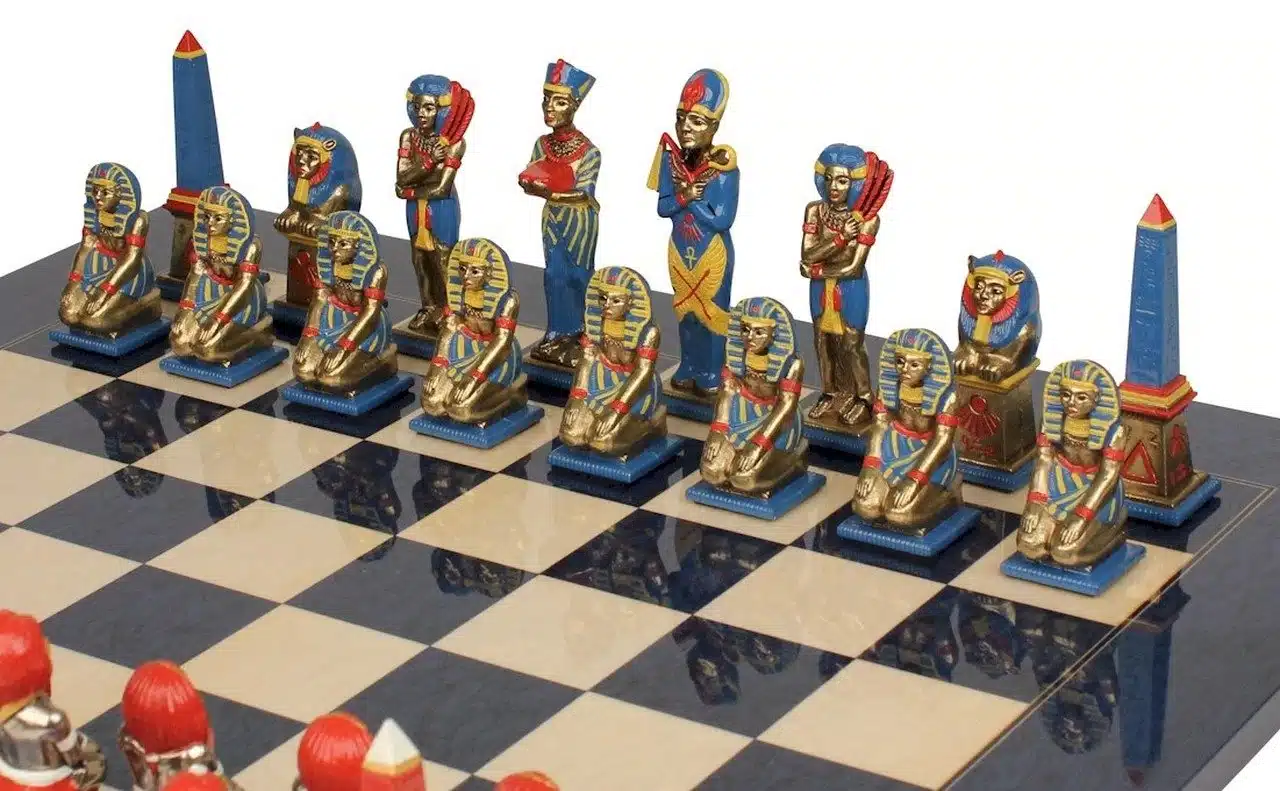 Ensemble Egypte III Echiquier en Bois d'Erable & Jeu d'Echecs en Métal Massif Peint à la Man – Image 4