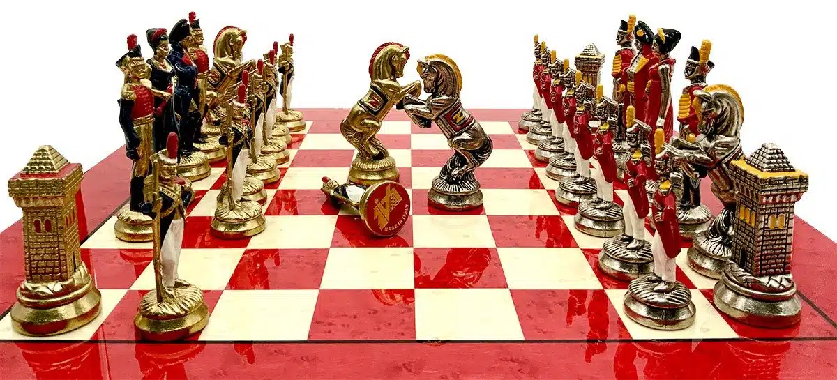 Ensemble Napoleon Waterloo Echiquier en Bois d'Erable et Pièces d'Echecs en Métal Peint à la Main – Image 2